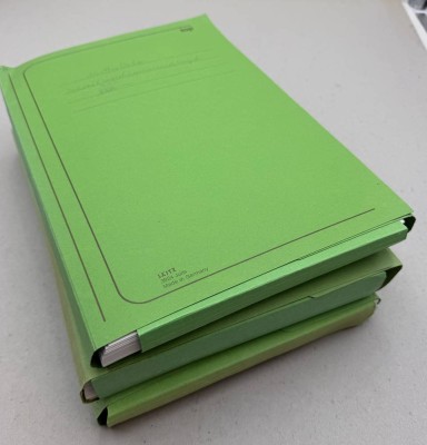 Auktion 372<br>3 grüne Kladden mit 900 Schreibmaschinenseiten eines nie erschienenen Buchmanuskriptes