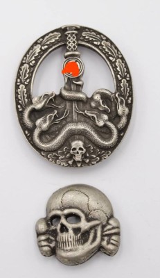 Auktion 372<br>2x Repliken, Bandenkampfabzeichen und Totenkopfabzeichen (RZM 1/52), Nadelsystem defekt [1]