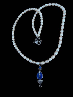 Auktion 372<br>Biwa Perlenkette, Silbermontur und Lapis Lazuli Anhänger, L-43 cm [1]