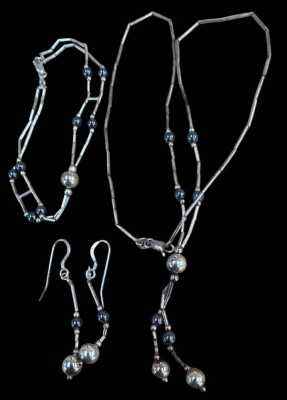 Auktion 372<br>4 tg. Silber-925- Set, Halskette, Armband und Paar Ohrhänger. mit Hämatid, zus. 15 gr. [1]