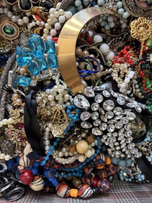 Auktion 372<br>Koffer voll Modeschmuck, gesamt ca. 15,4 kg (Koffer wohl 2-3 kg?), viel Strass, Double, viele Steinketten [1]
