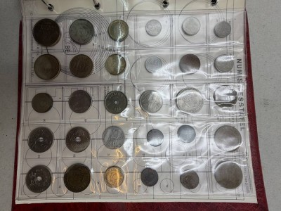 Auktion 372<br>Album mit 4 Seiten Kleinmünzen und Tüte (720 gr), hpts. Pfennige [1]