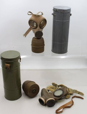 Auktion 372<br>2x Gasmasken in Zylinder, wohl Frankreich, älter [1]