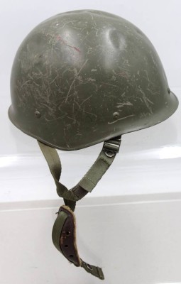 Auktion 372<br>franz. Stahlhelm, 80er Jahre, starke Gebrauchssuren (Dellen etc.) [1]