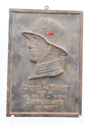 Auktion 372<br>Erinnerungsplakette, 3. Reich, gusseisen, Infanterie-Regiment 16 (1. Kompanie)  Oldenburg, ca. 26,2 x 18,5cm [1]