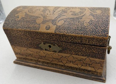 Auktion 372<br>gr. Holz-Schatzkästchen mit Brandmalerei, Boden dat. 24.Dez. 1895, Messinggriffe, H-18 cm, 17x25 cm [1]