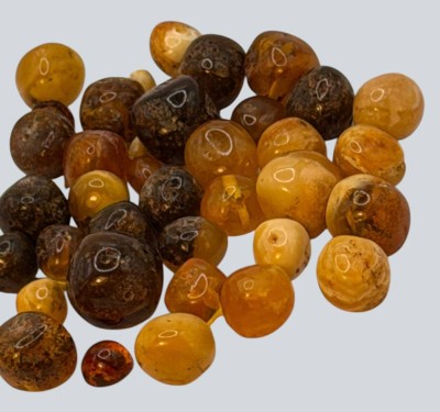 Auktion 372<br>Lot multicolor Bernstein-Kugeln, wohl ehem. Kette, zus. ca. 80 gr, grösste ca. 2 cm [1]