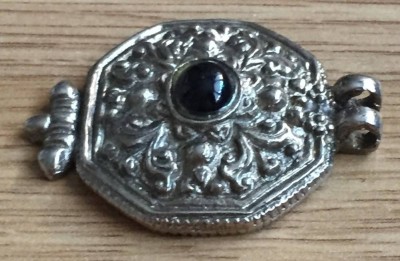 Auktion 372<br>Versilberter vintage Anhänger mit schwarzem cabochon-Stein,filigranes Ornamentdesign [1]
