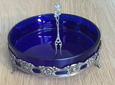 Auktion 372<br>blaue Glasschale mit Silbermontur-835-ca. D-ca 12,5cm Gewicht 207g, anbei Rosenmuster Vorlegegabel, Silber [1]