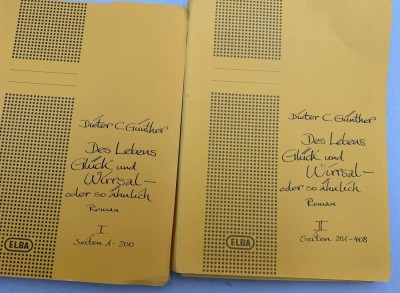 Auktion 372<br>Dieter C.,Günther (1936-2025), 2 Kladden mit 408 maschinegeschriebenen Seiten Manuskriptes eines wohl nie erschienenen Romans, (Cuxhavener Künstler und Lehrer auf dem Gymnasium) [1]
