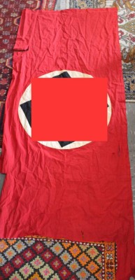 Auktion 372<br>HK-Flagge, wohl 3. Reich, starke Beschädigungen, ca. L-164cm B-73cm [1]