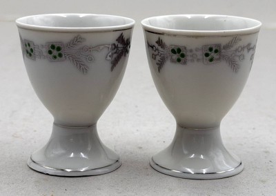 Auktion 372<br>2 Jugendstil-Eierbecher mit Silberhochzeits-Dekor, tw. Emailledekor, H-6 cm [1]