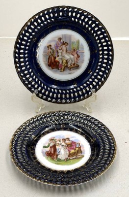 Auktion 372<br>2 Zierteller mit A. Kaufmann Motiven mittig, Durchbruchrand, Kobalt und Gold, D-23 cm, Blaumarke, D-ca. 23 cm [1]