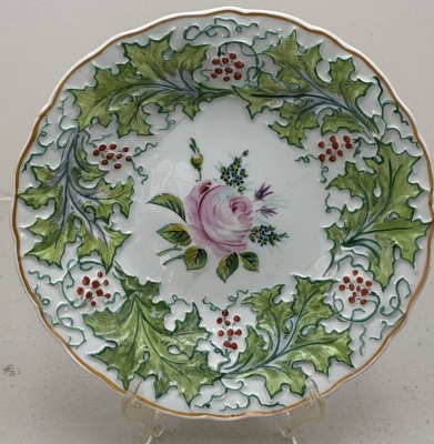 Auktion 372<br>gr. Meissen Reliefteller, mit Blättern und Beeren, zentrale Rose, Knaufschwerter, 2.Wahl, um 1870, restauriert, D-29 cm [1]