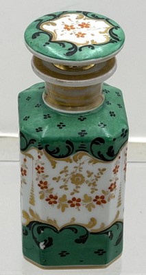 Auktion 372<br>Biedermeier-Flacon um 1840, wohl Paris, Gold tw. berieben, minim. Farbabplatzer, H-16cm, 7x7 cm [1]