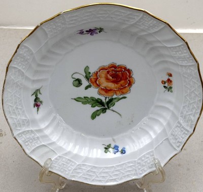 Auktion 372<br>Suppenteller von Meissen, Blumen und Ozier, Knaufschwerter durchschliffen, D-22 cm, Goldrand etwas berieben [1]