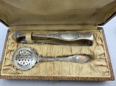 Auktion 372<br>gr. Zuckerzange und Zucker-Streulöffel in Etui, versilbert, um 1900 [1]