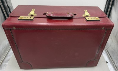 Auktion 372<br>gr. Leder Akten -oder Musterkoffer? mit Zahlenschloss (derzeit 000)H-36 cm, 50x24 cm, leichte Gebrauchsspuren [1]