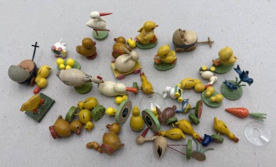 Auktion 372<br>über 30 kl. Erzgebirge Tiere, 2 Kinderwagen, fast alle mit orig. Etiketten, einige event. beschädigt/Fehlteile [1]