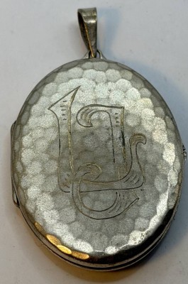 Auktion 372<br>gr. Alpacca Medaillon mit Ziermonogramm und Hammerschlagdekor, 6x3,5 cm [1]