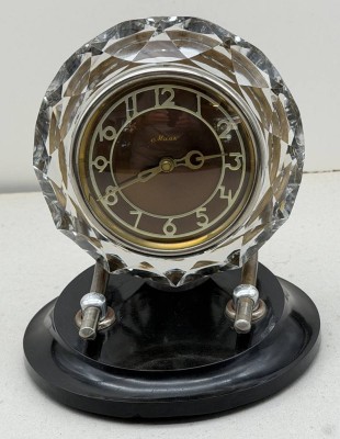 Auktion 373<br>Sowjetische Vintage Uhr Mayak. UdSSR. 1960-70. Jahre, mechan. Werk läuft an, facettiertes Kristall-Glasgehäuse, Bakelitstand, H-ca. 22 cm, [1]