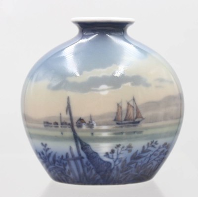 Auktion 373<br>kl. Vase, Dahl Jensen Copenhagen, maritimes Motiv, Schleifstrich, ca. H-10cm [1]