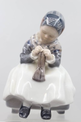 Auktion 373<br>Porzellanfigur, strickendes Amager Mädchen, Royal Copenhagen, Entw. Lotte Bentner, Modellnr. 1314, ca. H-14,5cm [1]