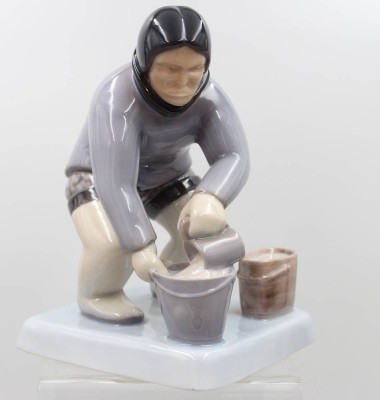 Auktion 373<br>Inuitfrau mit Eimern, Bing & Gröndahl, Entw. Karl Kristoffersen, Modellnr. 2416, ca. H-20cm [1]