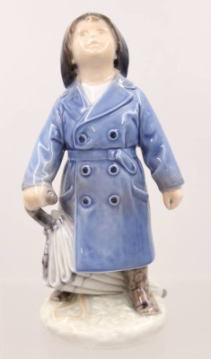 Auktion 373<br>Junge mit Regenschirm, Royal Copenhagen, polychrome Unterglasurmalerei, Entw. Adda Bonfils, Modellnr. 3556, H-18cm, ein Schleifstrich [1]