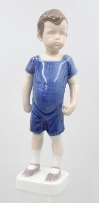 Auktion 373<br>stehender Knabe, Bing & Gröndahl, polychrom staffiert, in der rechten Hand einen Stein haltend, Modellnr. 1617, H-20,5 cm [1]
