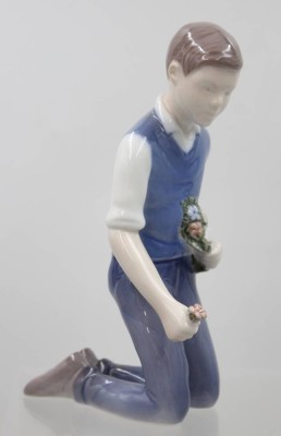 Auktion 373<br>Bing & Grøndahl Porzellanfigur, Junge mit Blumen,  Modellnr 2346 , ca. H-16cm [1]