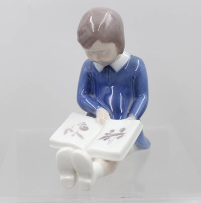 Auktion 373<br>Mädchen mit Weihnachtsbuch, Bing und Gröndahl, Modellnr. 2247, Unterglasurbemalung, Entw. Claire Weiß, H-11,5 cm [1]