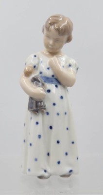 Auktion 373<br>Mädchen mit Puppe, Royal Copenhagen, Entw. Adda Bonfils, Modellnr. 3539, ca. H-14,5cm [1]