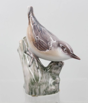 Auktion 373<br>Porzellanfigur, Kleiber auf einem Ast, Bing & Gröndahl, Modellnr, 2406, ca. H-12,5cm [1]