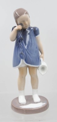 Auktion 373<br>Bing & Grøndahl Porzellanfigur, Verschüttete Milch, Modellnr. 2246, Claire Weiss, ca. H-17,5cm [1]