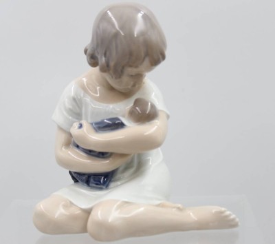 Auktion 373<br>Mädchen mit Puppe, Bing & Gröndahl, Entw. Ada Bonfils, Modellnr. 1938, ca. H-12,5cm, 2 Schleifstriche [1]