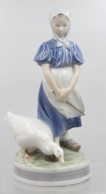 Auktion 373<br>Gänsemagd, Royal Copenhagen, Entw. Christian Thomsen, u. sign., Modellnr. 527, polychrom bemalt in Unterglasurfarben, auf rundem Sockel, H- 23 cm, Brandfehler am Fuss [1]
