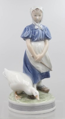 Auktion 375<br>Gänsemagd, Royal Copenhagen, Entw. Christian Thomsen, u. sign., Modellnr. 527, polychrom bemalt in Unterglasurfarben, auf rundem Sockel, H- 23 cm, Brandfehler am Fuss [1]