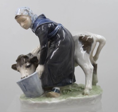 Auktion 373<br>Mädchen, das ein Kalb aus einem Eimer füttert, Royal Copenhagen, Entw. Christian Thomsen, Modellnr. 779, H-16cm, L-17cm [1]