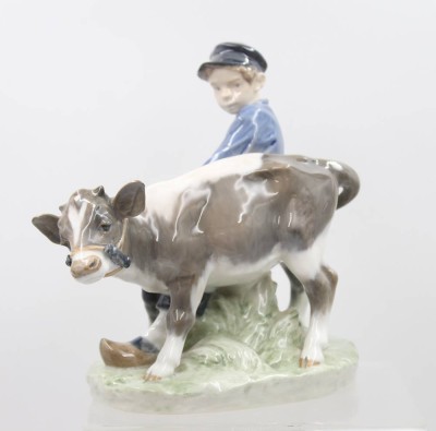 Auktion 373<br>Junge mit störrischem Kalb, Royal Copenhagen, Entw. Christian Thomsen, Mod.Nr. 772, polychr. Bemalung in Unterglasurfarben, H-16,5cm B-17cm [1]