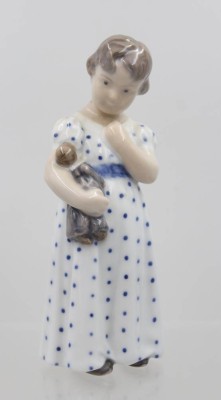 Auktion 373<br>Mädchen mit Puppe, Royal Copenhagen, Entw. Adda Bonfils, Modellnr. 3539, ca. H-14,5cm [1]