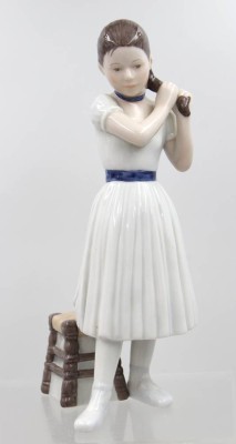 Auktion 373<br>Porzellanfigur, Royal Copenhagen, stehendes Ballettmädchen, Modellnr 138, 2 Schleifstriche, ca. H-22cm [1]