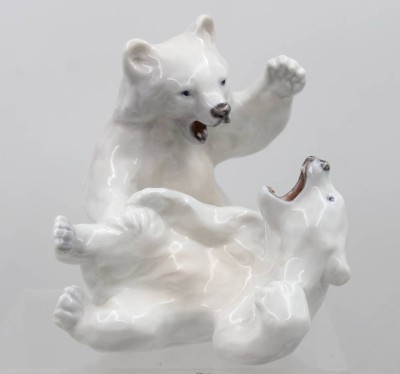 Auktion 373<br>Royal Copenhagen, zwei spielende Eisbären, Entw. Knud Kyhn, Modellnummer 1107, ca. H-13,5cm [1]
