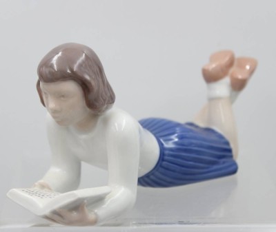 Auktion 373<br>lesendes Mädchen, Bing & Gröndahl, Copenhagen, Modellnr. 2304, Unterglsurbemalung, L-19cm [1]