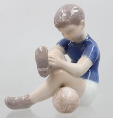 Auktion 373<br>Knabe mit Ball,  Bing & Gröndahl, Entw.  Claire Weiss, Modellnr. 2374, H-12cm [1]