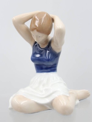 Auktion 373<br>Sitzendes Mädchen, Royal Copenhagen, Entw. John Galster, Modellnr. 4648, 3 Schleifstriche, H-12cm [1]