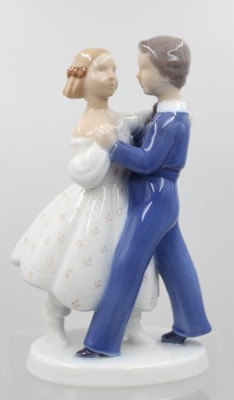 Auktion 373<br>Tanzendes Paar, Entw, Claire Weiss, Bing & Gröndahl, polychrom bemalt, Modellnr. 2385. H-20,5cm, 2 Schleifstriche [1]
