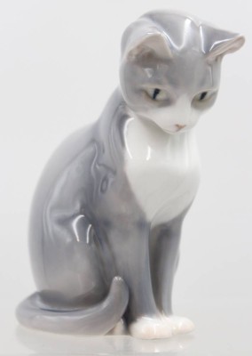 Auktion 373<br>Sitzende Katze, Bing & Gröndahl, Modellnr. 1876, Entw. Ingeborg Plockross-Irminger, H-12,5cmein Schleifstrich [1]