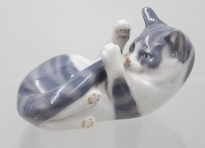 Auktion 373<br>Royal Copenhagen Porzellanfigur, spielende Katze, Entw. Theodor Madsen, Modellnr. 727, ca. H-6cm [1]
