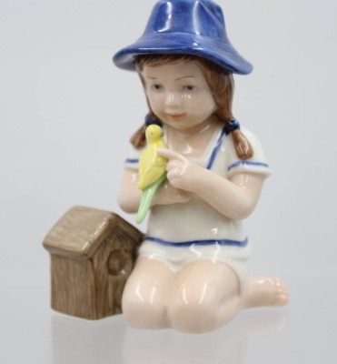 Auktion 373<br>Bing & Grøndahl Jahresfigur 2002, Mädchen mit Wellensittich, ca. H-9cm [1]